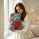 Medved z ruzi sivy s cervenym srdcom – UART