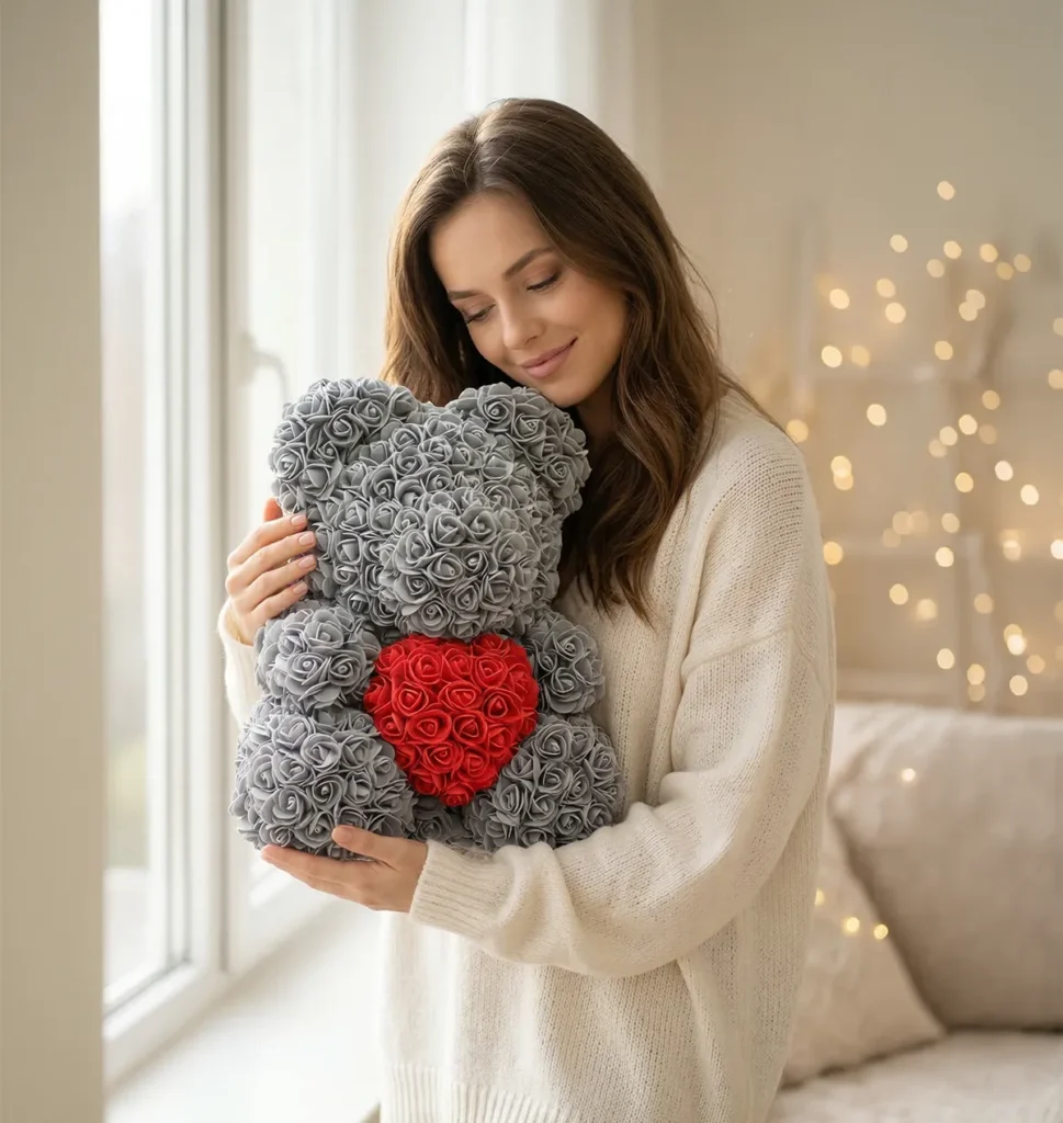 Medveď z ruží sivý s červeným srdcom – 35cm