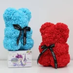 Modrý macko z ruží – bočný pohľad na ručne osadené ružičky