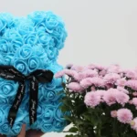 Modrý medvedík z ruží 25 cm – originálny darček pre výnimočných ľudí