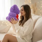 Medved z ruzi fialovy s cervenym srdcom UART