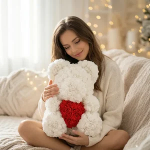 Medveď z ruží biely s červeným srdcom  – 40cm