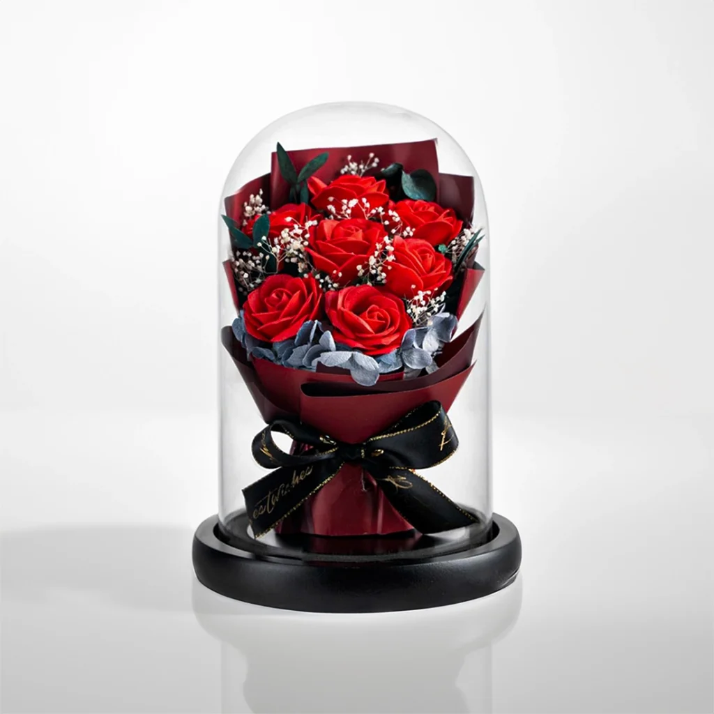 Červená kytica v sklenenom kupole