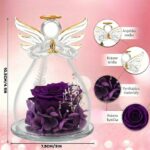 Detail fialovej stabilizovanej ruže a gypsophily vnútri skleného anjela