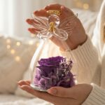 Sklenený anjelik s fialovou stabilizovanou ružou a hortenziou – pohľad spredu