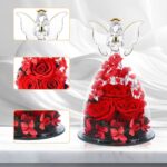 Detail troch stabilizovaných červených ruží s gypsophilou vnútri veľkého skleného anjela