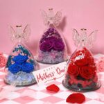 Veľký anjel so stabilizovanými ružami – bočný pohľad na zlaté krídla a svätožiaru