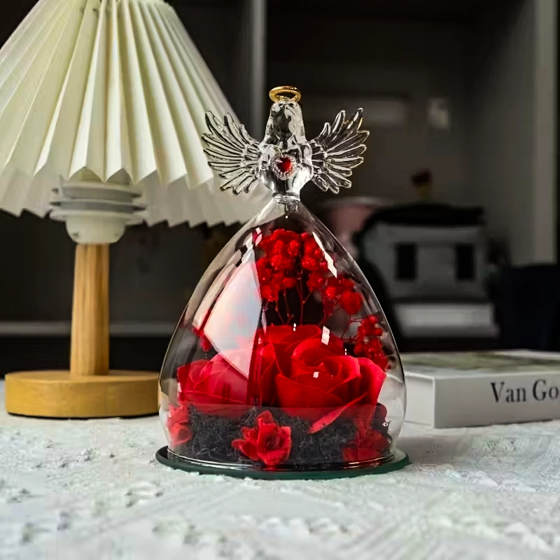 Premium trojitá ruža v sklenenej kupole s anjelom