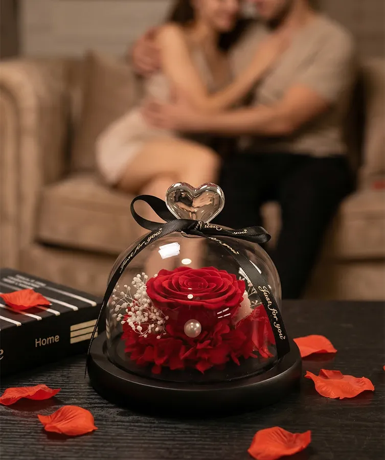 Premium večná červená ruža v sklenenej kupole so srdiečkom