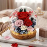 Sklenená guľa s červenými umelými ružami – pohľad spredu