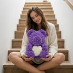 Levanduľový medvedík z ruží so srdcom – darček pre mamku UART.SK