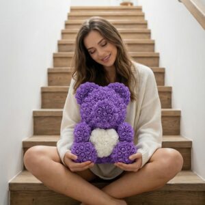 Medveď z ruží levanduľový s bielym srdcom – 40cm