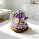 Detail levanduľových a bielych ruží s hortenziou v sklenenej guli