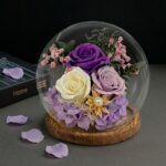 Levanduľové večné ruže v sklenenej guli na drevenom podstavci