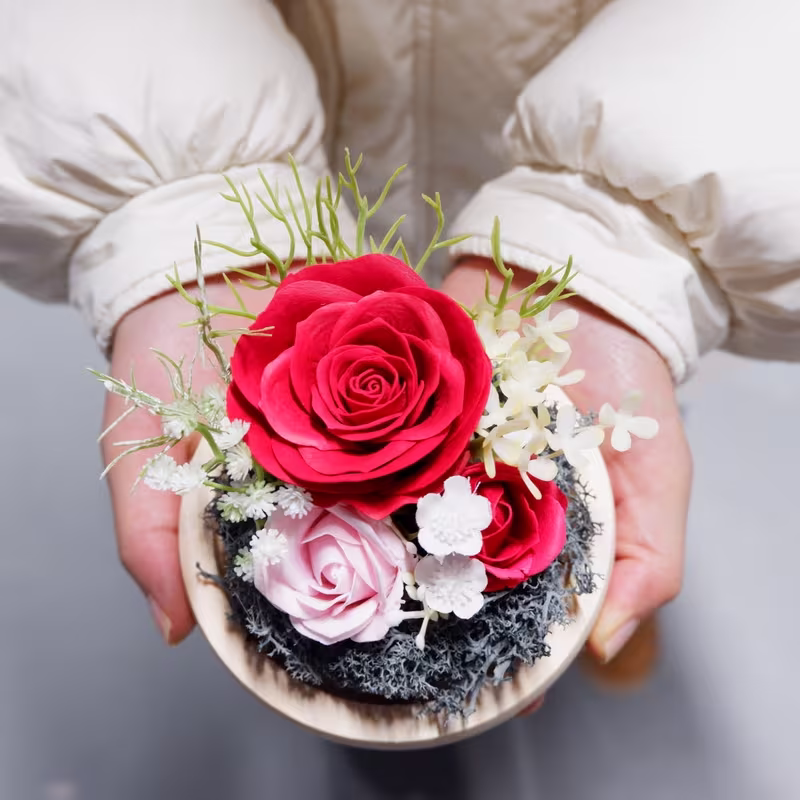 Večné ruže v sklenenej guli – červená